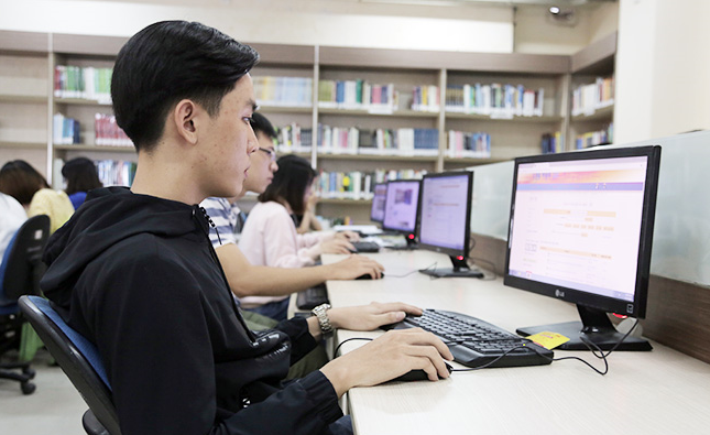 Sinh viên tra cứu thông tin với Thư viện Điện tử