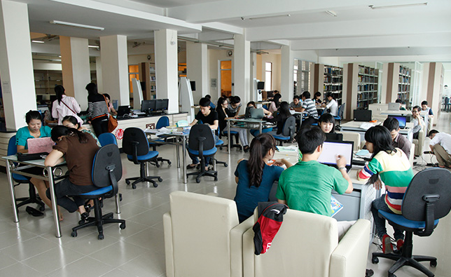 Đông đảo sinh viên học tập tại Thư viện